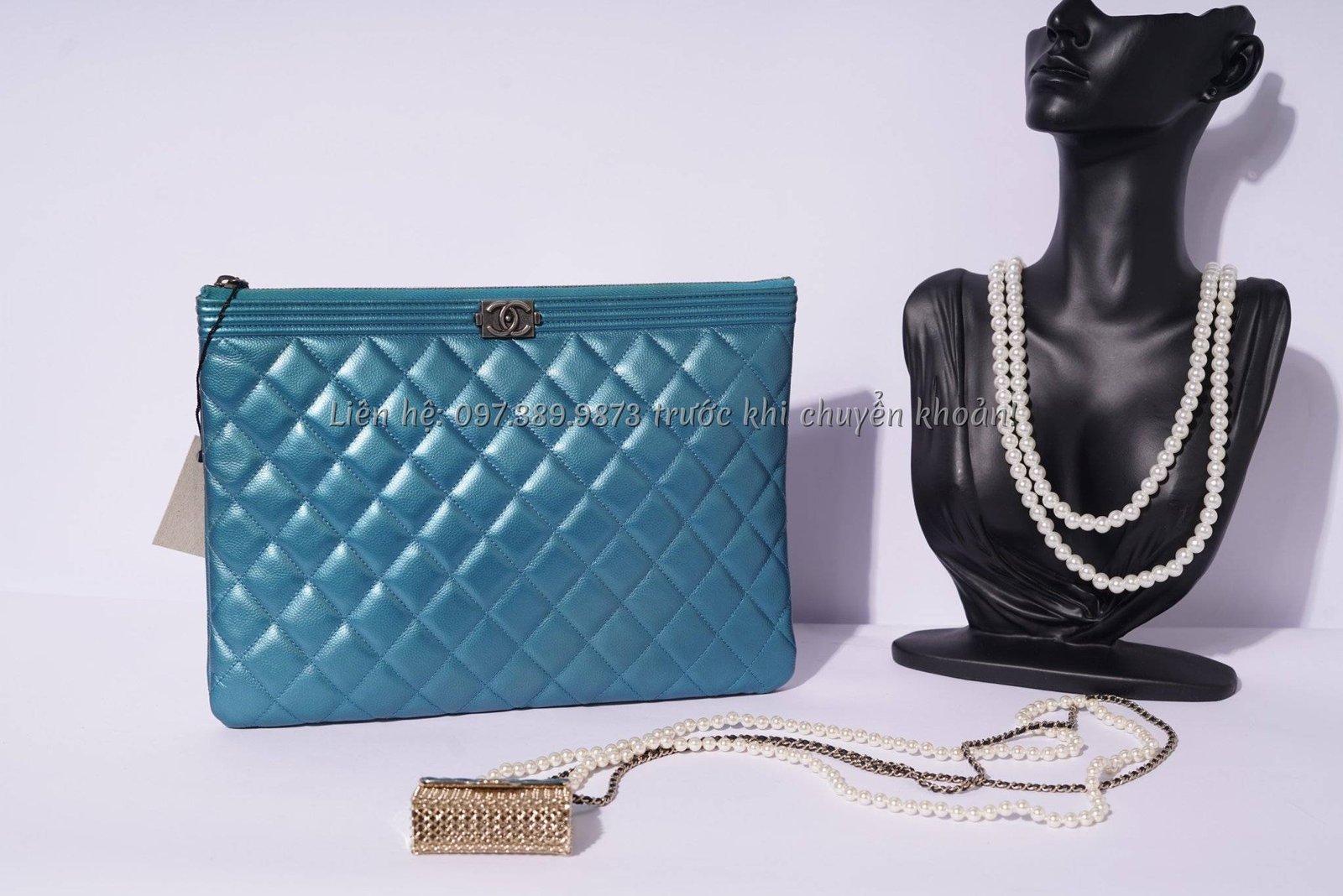 Ảnh Clutch Chanel Khoá Boy Màu Xanh Da Caviar Ánh Trai