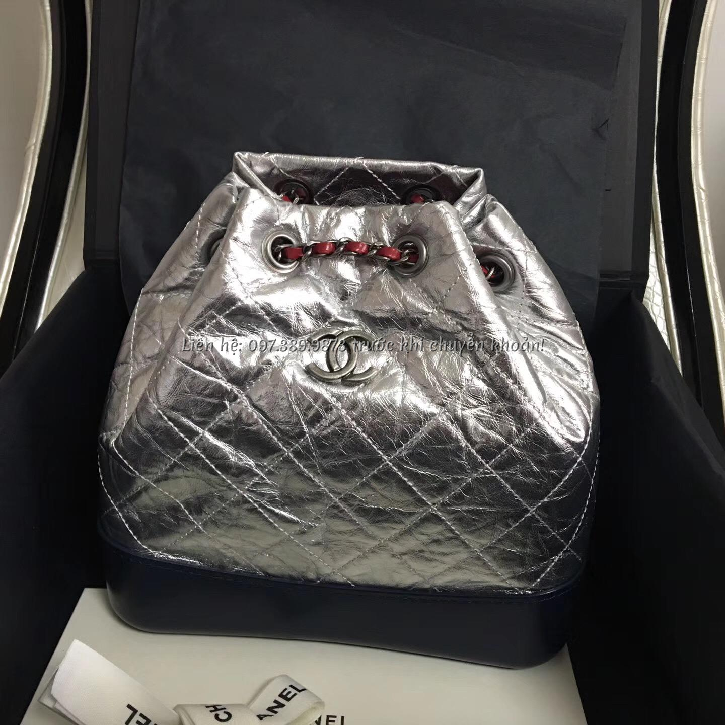 Ảnh TÚI CHANEL CHANEL BALO MÀU GHI DA TRƠN khoá đen, xích đỏ