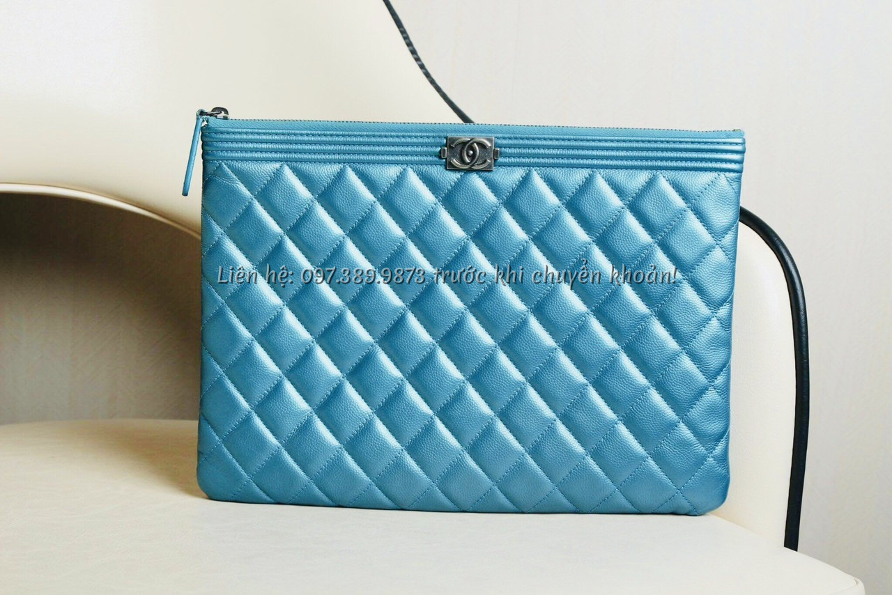 Ảnh TÚI CHANEL CHANEL CLUTCH MÀU XANH DA SẦN  khoá trắng