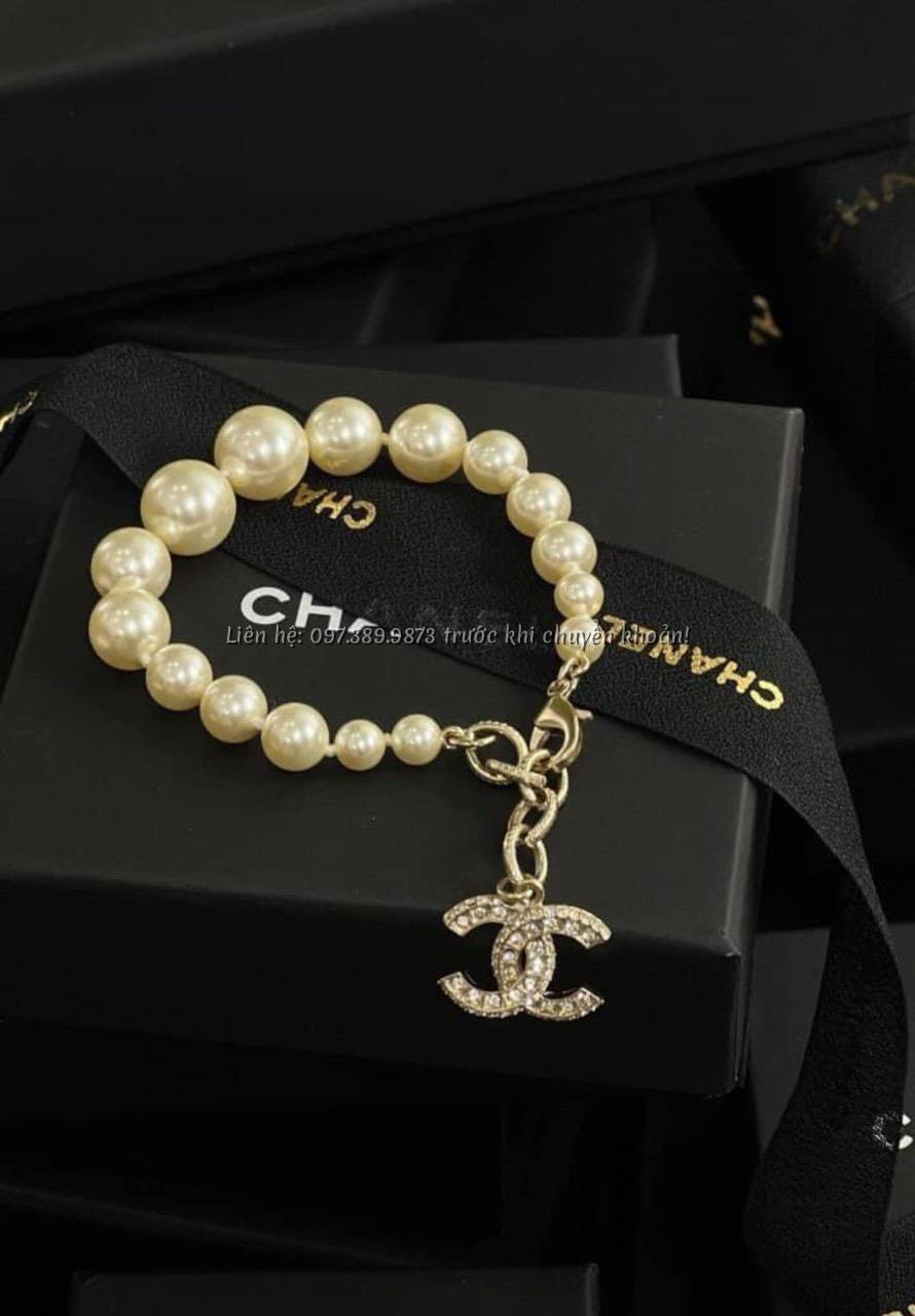 Ảnh Vòng Tay Chanel Ngọc Trai Đính Logo Chanel